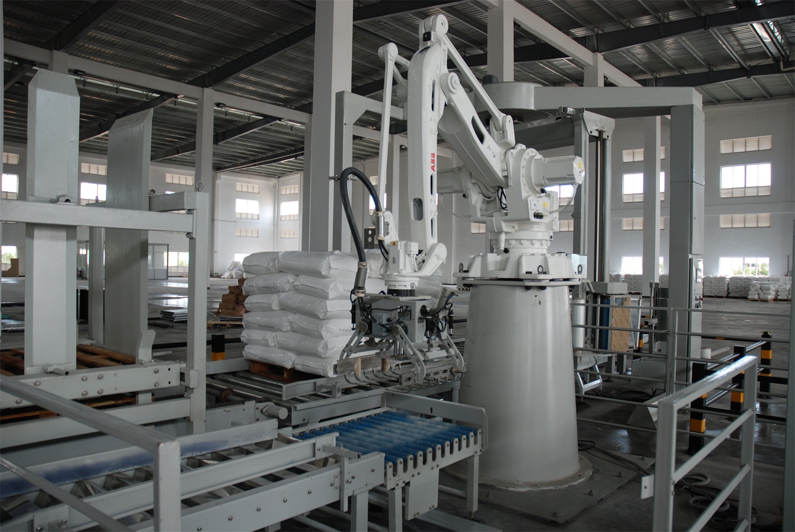 Automatic packaging robot
